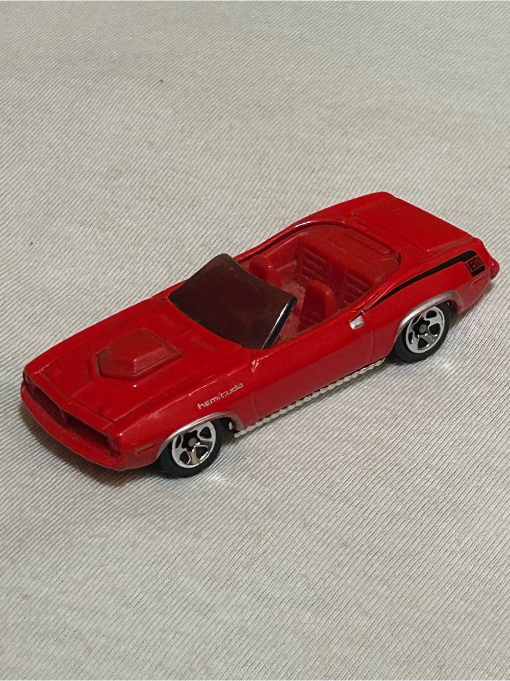 Hot Wheels '70 Plymouth Barracuda Convertible Hemi Cuda Red 1:64 Diecast